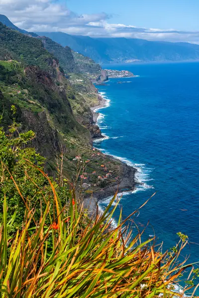 Bir yaz sabahı Miradouro da Vigia 'dan manzara manzarası, Sao Jorge, Madeira Adası, Portekiz.