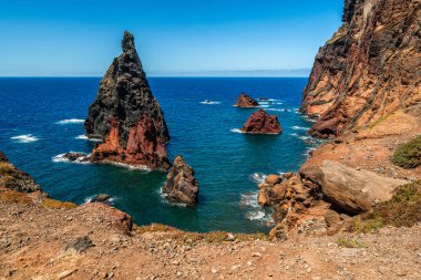 Portekiz 'in Madeira adasındaki Ponta de Sao Lourenco' da yaz manzarası.