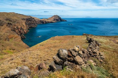 Portekiz 'in Madeira adasındaki Ponta de Sao Lourenco' da yaz manzarası.