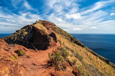Portekiz 'in Madeira adasındaki Ponta de Sao Lourenco' da yaz manzarası.