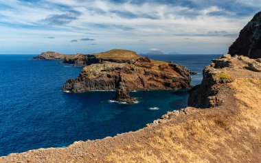 Portekiz 'in Madeira adasındaki Ponta de Sao Lourenco' da yaz manzarası.