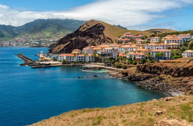Portekiz 'in Madeira adasındaki Ponta de Sao Lourenco' da yaz manzarası.