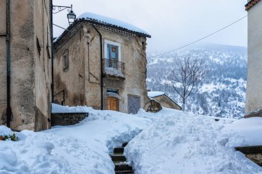 Villalago 'nun güzel köyü, kış mevsiminde karla kaplıydı. L 'Aquila ili, Abruzzo, İtalya.