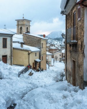 Villalago 'nun güzel köyü, kış mevsiminde karla kaplıydı. L 'Aquila ili, Abruzzo, İtalya.