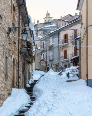 Villalago 'nun güzel köyü, kış mevsiminde karla kaplıydı. L 'Aquila ili, Abruzzo, İtalya.