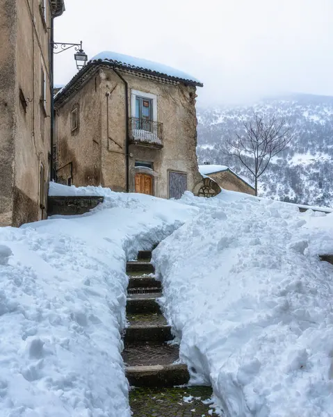 Villalago 'nun güzel köyü, kış mevsiminde karla kaplıydı. L 'Aquila ili, Abruzzo, İtalya.