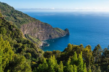 Miradouro do Curtado 'dan bir yaz sabahı manzaralı panoramik manzara, Faial, Madeira Adası, Portekiz.