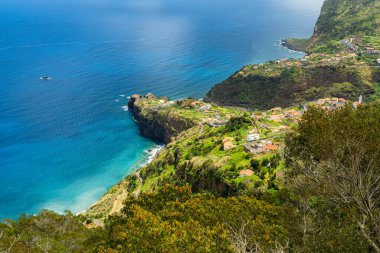 Miradouro do Curtado 'dan bir yaz sabahı manzaralı panoramik manzara, Faial, Madeira Adası, Portekiz.