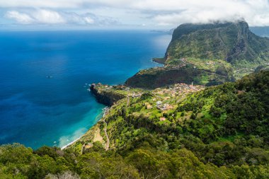 Miradouro do Curtado 'dan bir yaz sabahı manzaralı panoramik manzara, Faial, Madeira Adası, Portekiz.