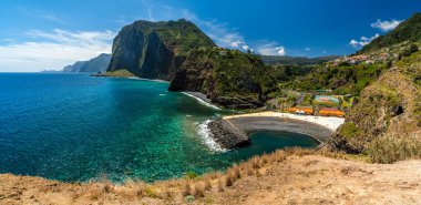 Miradouro do Guindaste 'den bir yaz sabahı, Madeira Adası, Portekiz' e manzara.