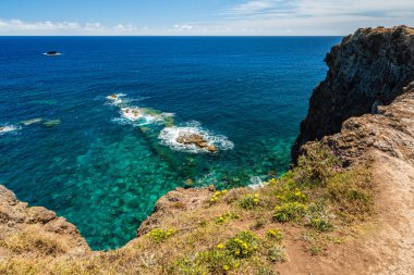 Miradouro do Guindaste 'den bir yaz sabahı, Madeira Adası, Portekiz' e manzara.