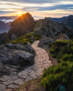 Pico do Arieiro 'da gün batımı manzarası, Madeira Ilsland, Portekiz' deki ünlü durak..