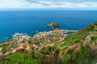 Bir yaz günü Porto Moniz 'de manzara. Madeira Adası, Portekiz.