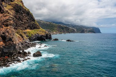 Portekiz 'in Madeira Adası' ndaki Ponta do Sol adlı küçük ve güzel köyde manzaralı bir deniz manzarası.