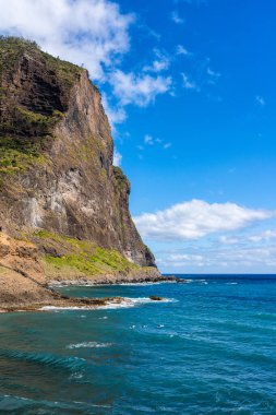 Portekiz 'in Madeira Adası' ndaki Porto da Cruz 'da manzaralı küçük ve güzel bir köy.