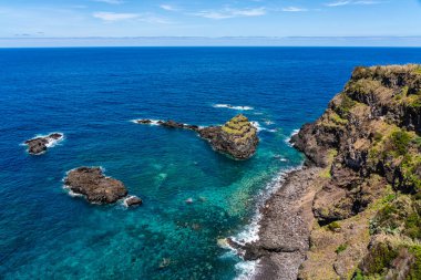 Güneşli bir yaz gününde Portekiz 'in Madeira Adası' ndaki güzel Seixal köyünde manzara.