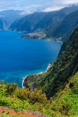 Güneşli bir yaz gününde Portekiz 'in Madeira Adası' ndaki güzel Seixal köyünde manzara.
