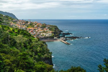 Güneşli bir yaz gününde Portekiz 'in Madeira Adası' ndaki güzel Seixal köyünde manzara.