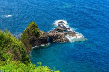 Güneşli bir yaz gününde Portekiz 'in Madeira Adası' ndaki güzel Seixal köyünde manzara.