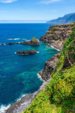 Güneşli bir yaz gününde Portekiz 'in Madeira Adası' ndaki güzel Seixal köyünde manzara.