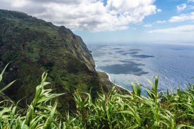 Miradouro do Ponta da Ladeira 'dan bir yaz sabahı, Madeira Adası, Portekiz manzaralı manzara.