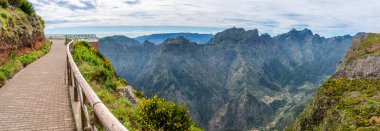 Miradouro do Paredao 'dan bir yaz sabahı, Madeira Adası, Portekiz' e manzara.