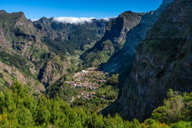 Miradouro Eira do Serrao 'dan bir yaz sabahı, Madeira Adası, Portekiz' e manzara.