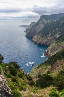Vereda do Larano yürüyüşü, Madeira Adası, Portekiz boyunca manzaralı panoramik manzara.