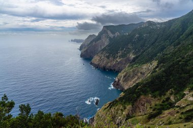 Vereda do Larano yürüyüşü, Madeira Adası, Portekiz boyunca manzaralı panoramik manzara.