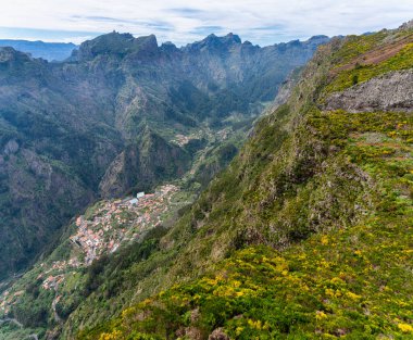 Miradouro do Paredao 'dan bir yaz sabahı, Madeira Adası, Portekiz' e manzara.