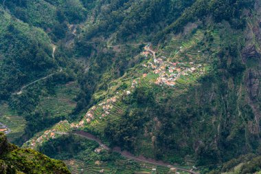 Miradouro do Paredao 'dan bir yaz sabahı, Madeira Adası, Portekiz' e manzara.