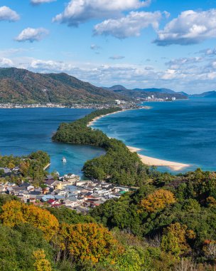 Sonbahar sezonunda Amanohashidate 'de göz kamaştırıcı panoramik manzara. Monju, Miyazu, Kyoto, Japonya.