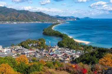 Sonbahar sezonunda Amanohashidate 'de göz kamaştırıcı panoramik manzara. Monju, Miyazu, Kyoto, Japonya.