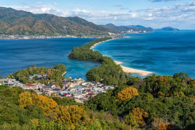 Sonbahar sezonunda Amanohashidate 'de göz kamaştırıcı panoramik manzara. Monju, Miyazu, Kyoto, Japonya.