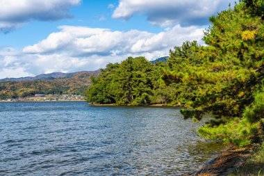Sonbahar sezonunda Amanohashidate 'de göz kamaştırıcı panoramik manzara. Monju, Miyazu, Kyoto, Japonya.