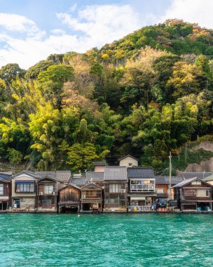 Ine Körfezi 'nde güzel bir öğleden sonra manzarası, tipik Funaya kayıkhaneleriyle. Kyoto, Japonya.