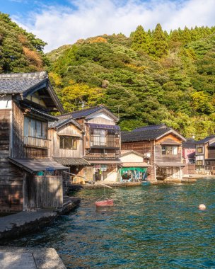 Ine Körfezi 'nde güzel bir öğleden sonra manzarası, tipik Funaya kayıkhaneleriyle. Kyoto, Japonya.