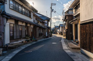 Ine Körfezi 'nde güzel bir öğleden sonra manzarası, tipik Funaya kayıkhaneleriyle. Kyoto, Japonya.