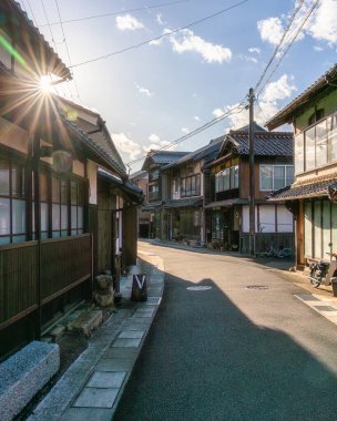 Ine Körfezi 'nde güzel bir öğleden sonra manzarası, tipik Funaya kayıkhaneleriyle. Kyoto, Japonya.