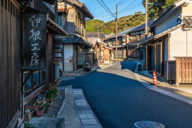 Ine Körfezi 'nde güzel bir öğleden sonra manzarası, tipik Funaya kayıkhaneleriyle. Kyoto, Japonya.