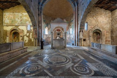 Tuscania 'daki San Pietro' nun güzel ve eski kilisesinin iç manzarası. Viterbo ili, Lazio, İtalya. Nisan-02-2025