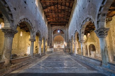 Tuscania 'daki San Pietro' nun güzel ve eski kilisesinin iç manzarası. Viterbo ili, Lazio, İtalya. Nisan-02-2025