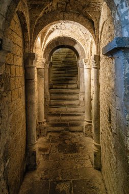 Tuscania 'daki San Pietro' nun güzel ve eski kilisesinin iç manzarası. Viterbo ili, Lazio, İtalya. Nisan-02-2025