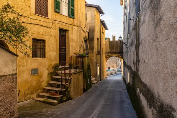 Güneşli bir öğleden sonra Roma ilinin Torrita Tiberina köyünde manzara, Lazio, İtalya.
