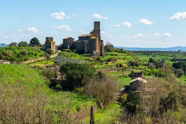 Güneşli bir bahar gününde Tuscania 'da manzara. Viterbo ili, Lazio, İtalya.