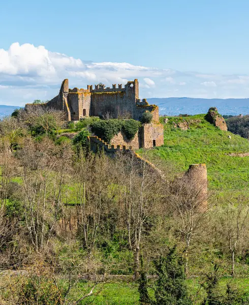 Güneşli bir bahar gününde Tuscania 'da manzara. Viterbo ili, Lazio, İtalya.