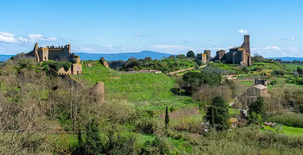 Güneşli bir bahar gününde Tuscania 'da manzara. Viterbo ili, Lazio, İtalya.