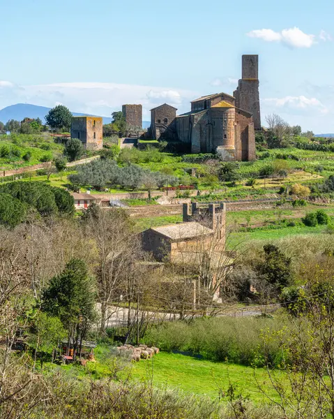 Güneşli bir bahar gününde Tuscania 'da manzara. Viterbo ili, Lazio, İtalya.
