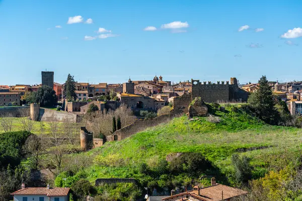 Güneşli bir bahar gününde Tuscania 'da manzara. Viterbo ili, Lazio, İtalya.