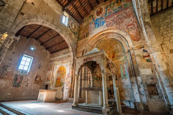 Tuscania 'daki güzel ve eski Santa Maria Maggiore Kilisesi' nin iç manzarası. Viterbo ili, Lazio, İtalya. Nisan-02-2025